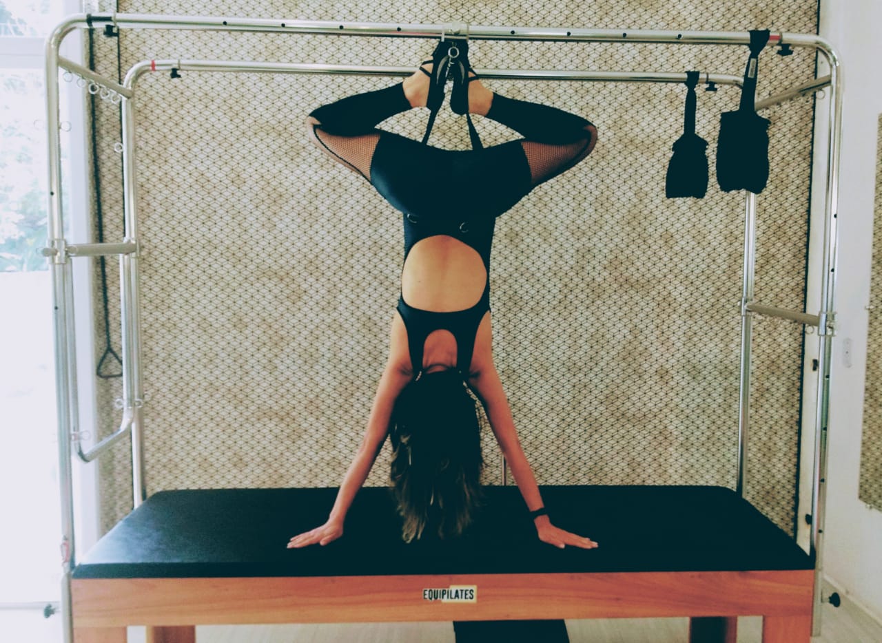 Doutora Girleide praticando pilates no aparelho