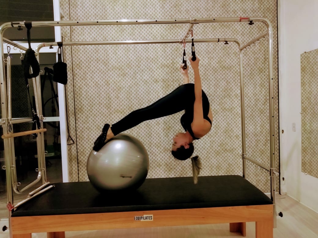 Doutora Girleide praticando pilates no aparelho