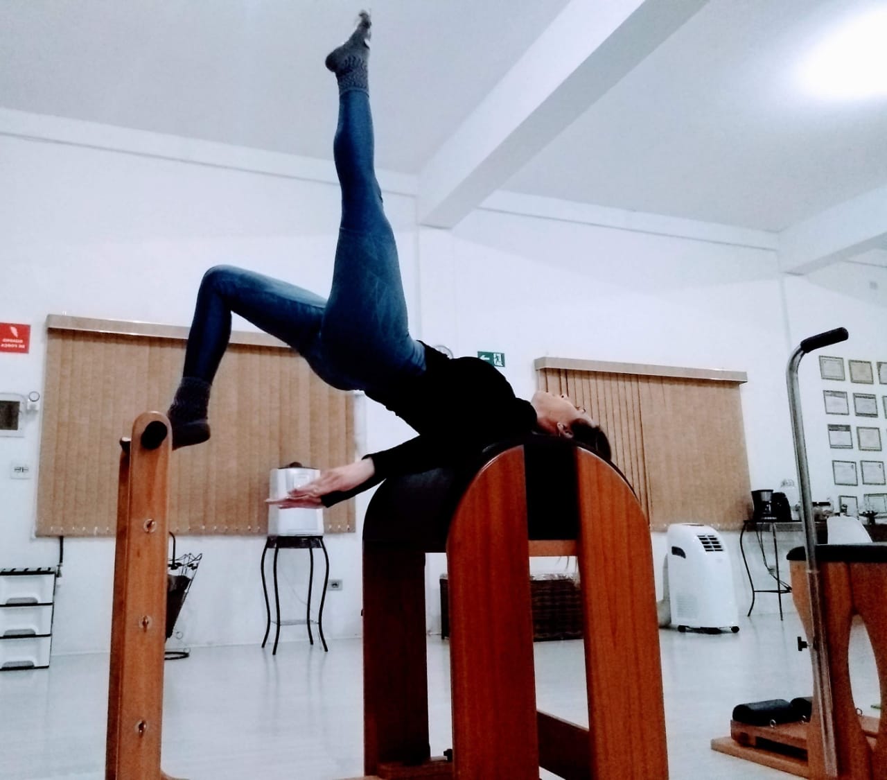 Doutora Girleide praticando pilates no aparelho