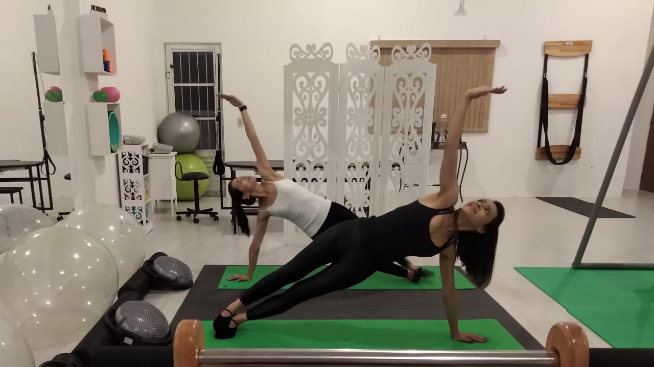 Aluna praticando pilates solo