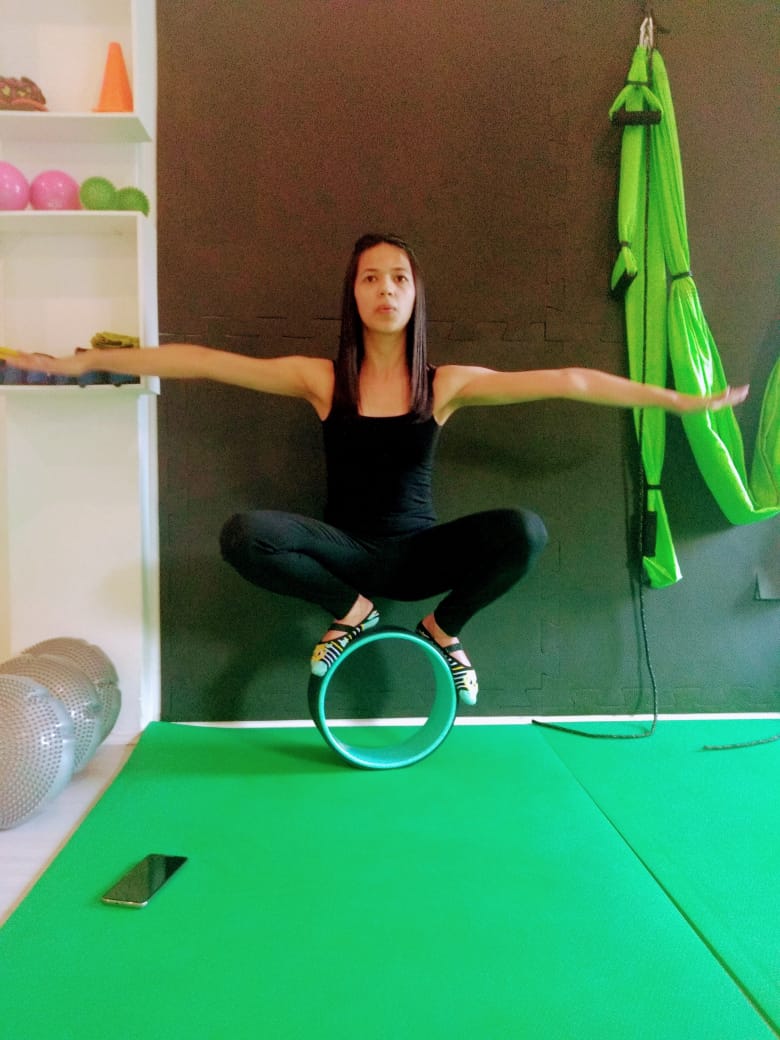 Aluna praticando pilates solo com equilibrio