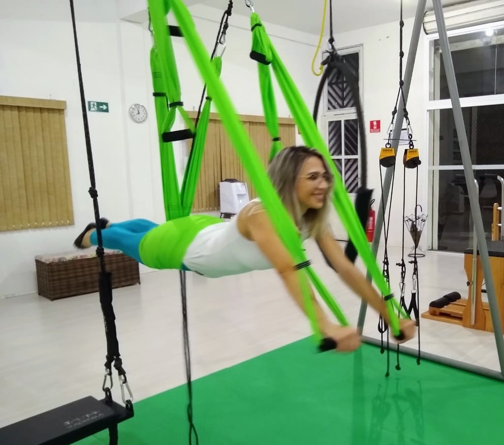 Aluna praticando pilates suspensus