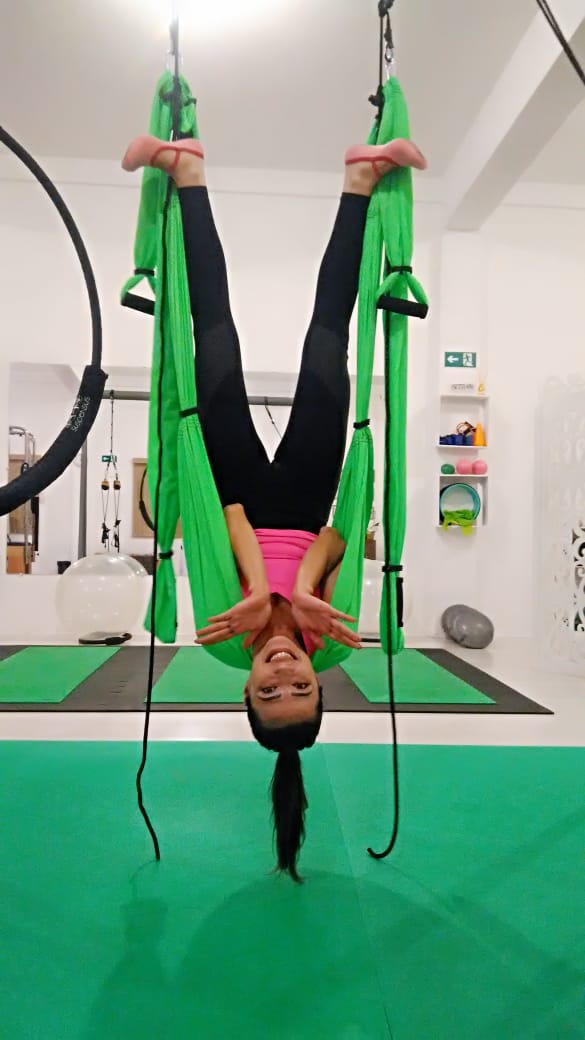 Aluna praticando pilates suspensus