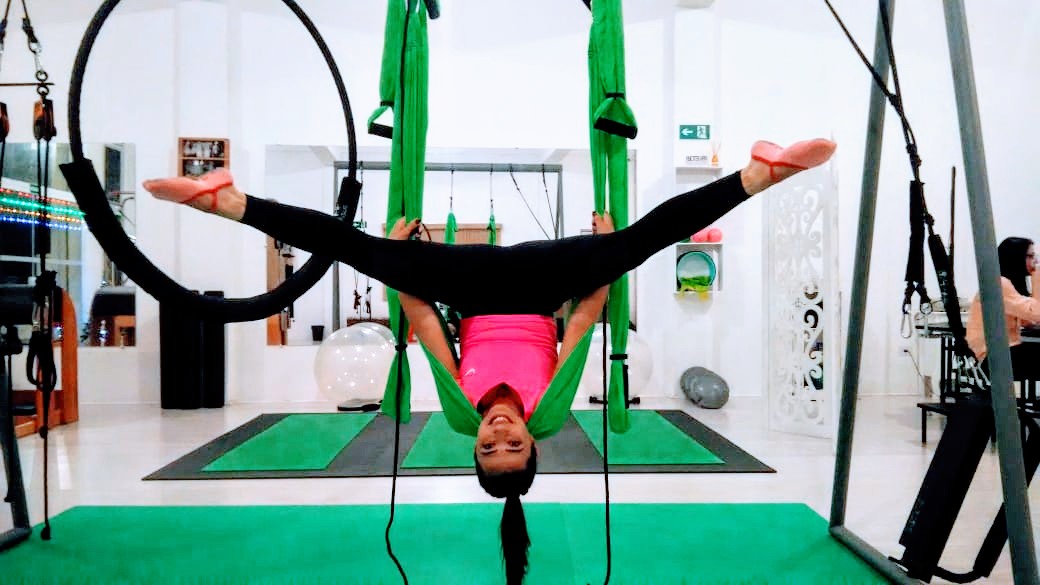 Aluna praticando pilates suspensus