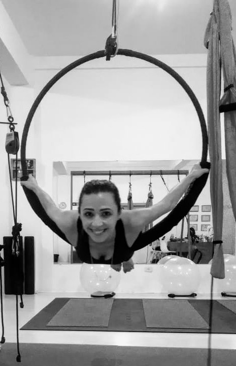 Aluna praticando pilates suspensus