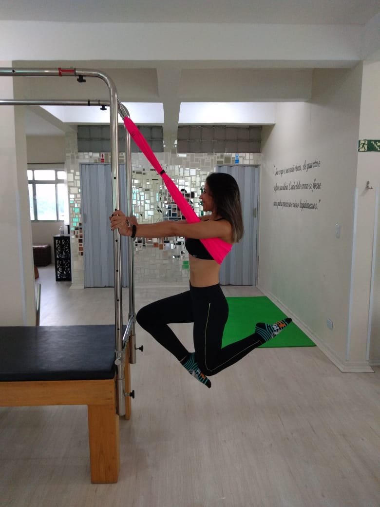 Aluna praticando pilates suspensus