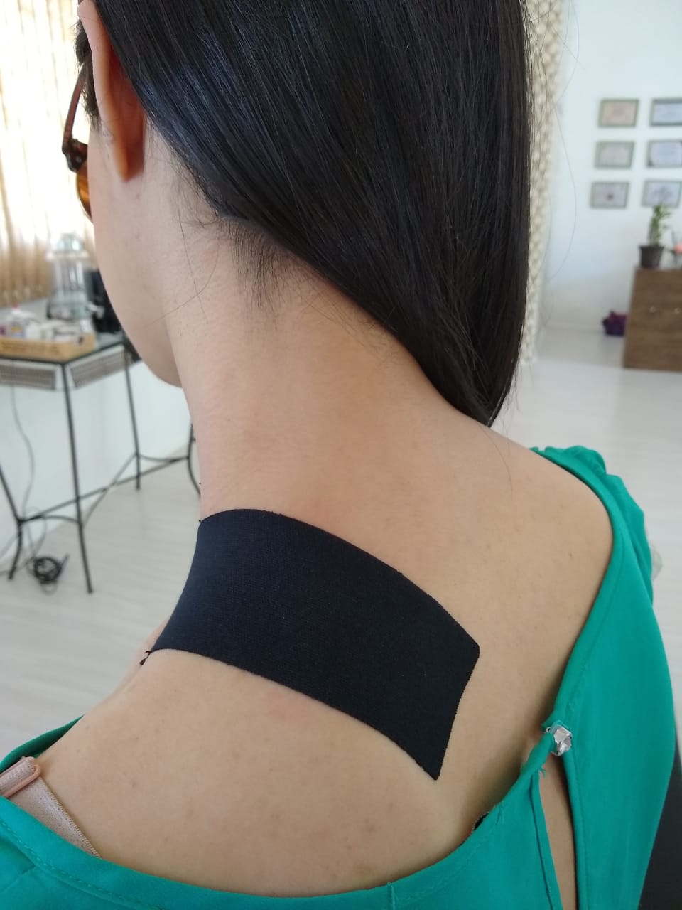 Paciente recebendo aplicação de bandagens de kinesio