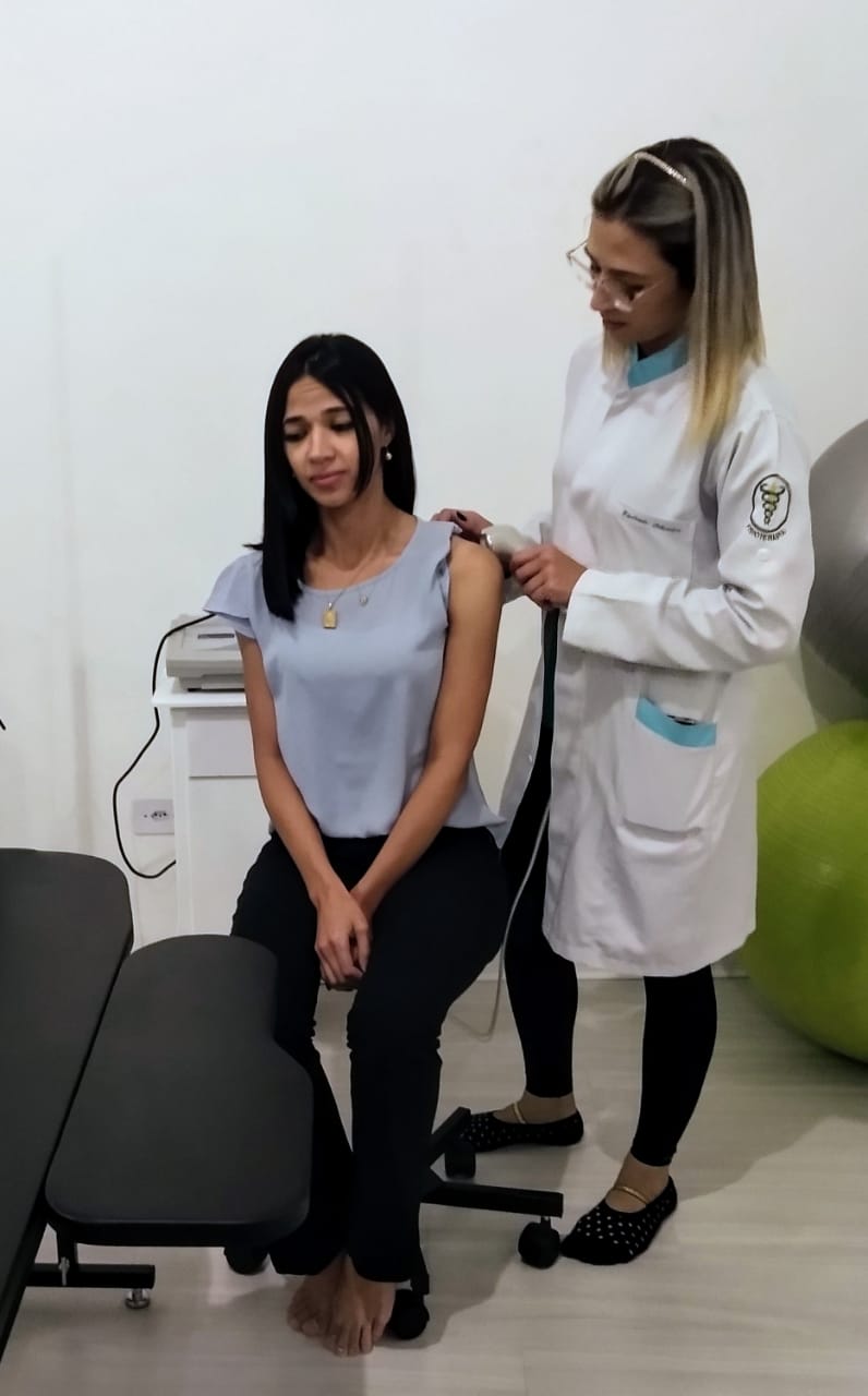 Paciente fazendo fisioterapia com o profissional