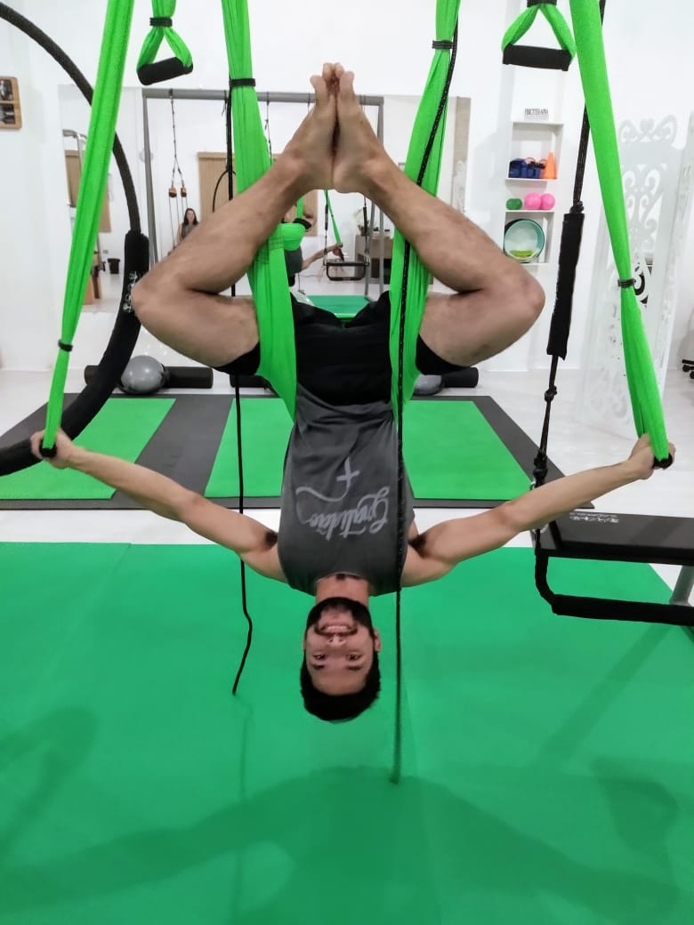 Paciente praticando pilates suspensus